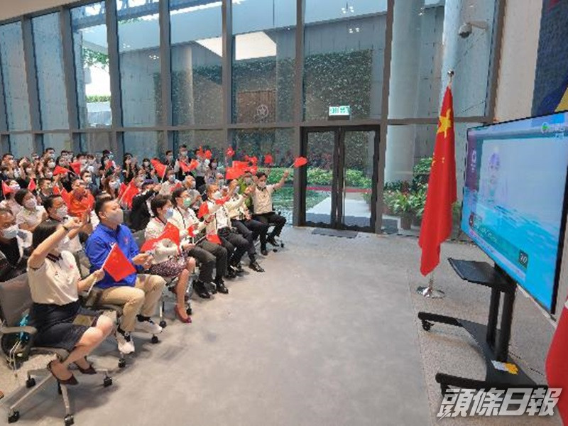 特首與官員今早齊放下手上工作,看直播支持港隊。政府圖片