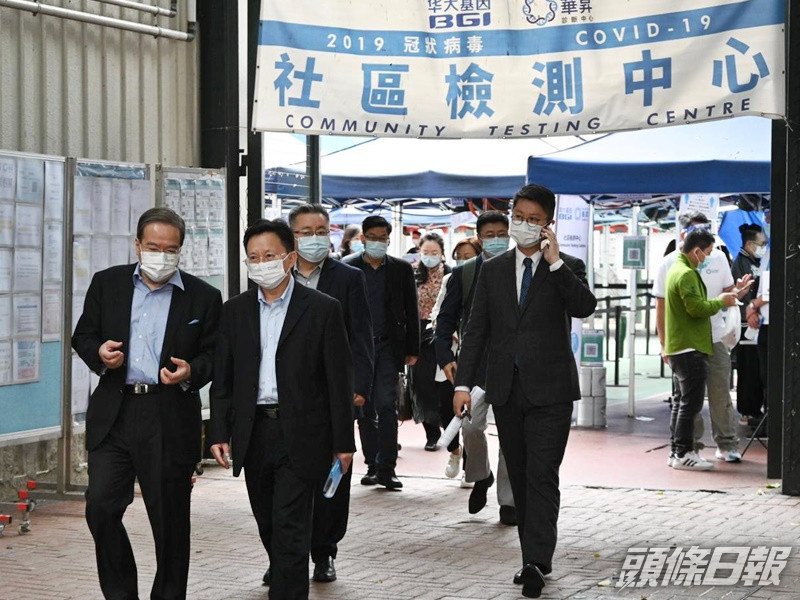 專家團到梁顯利油麻地社區檢測中心,了解市民的檢測安排。