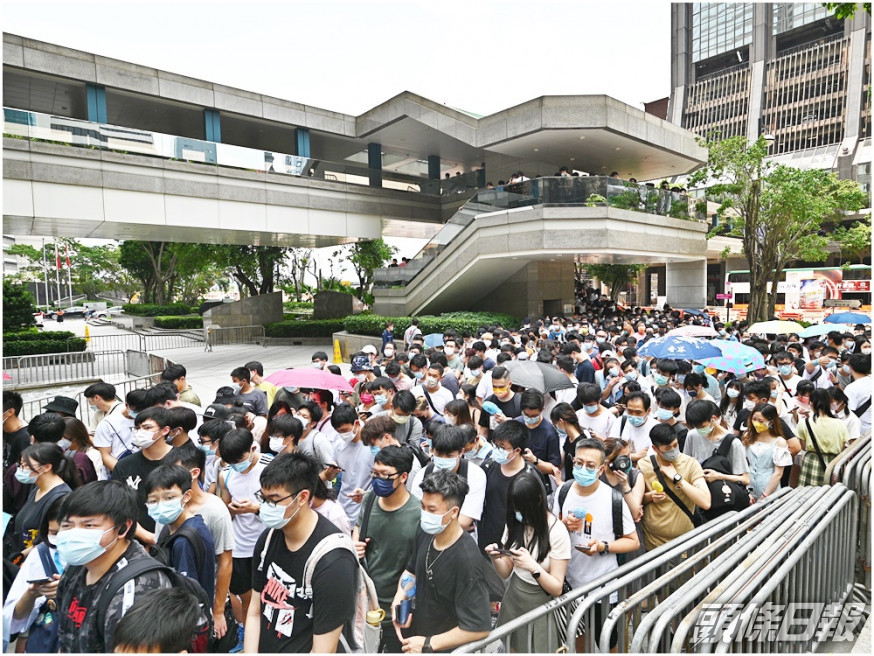 動漫迷昨日在烈日下排隊進入會場。資料圖片