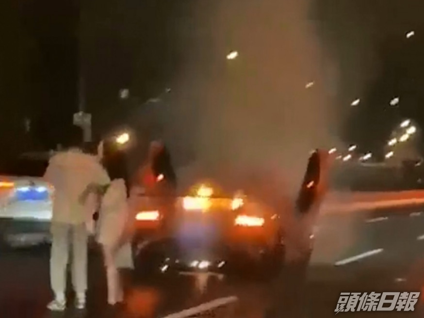 上海男子林寶堅尼座起火,但他只顧安慰女友,淡然看座駕焚毀。影片截圖