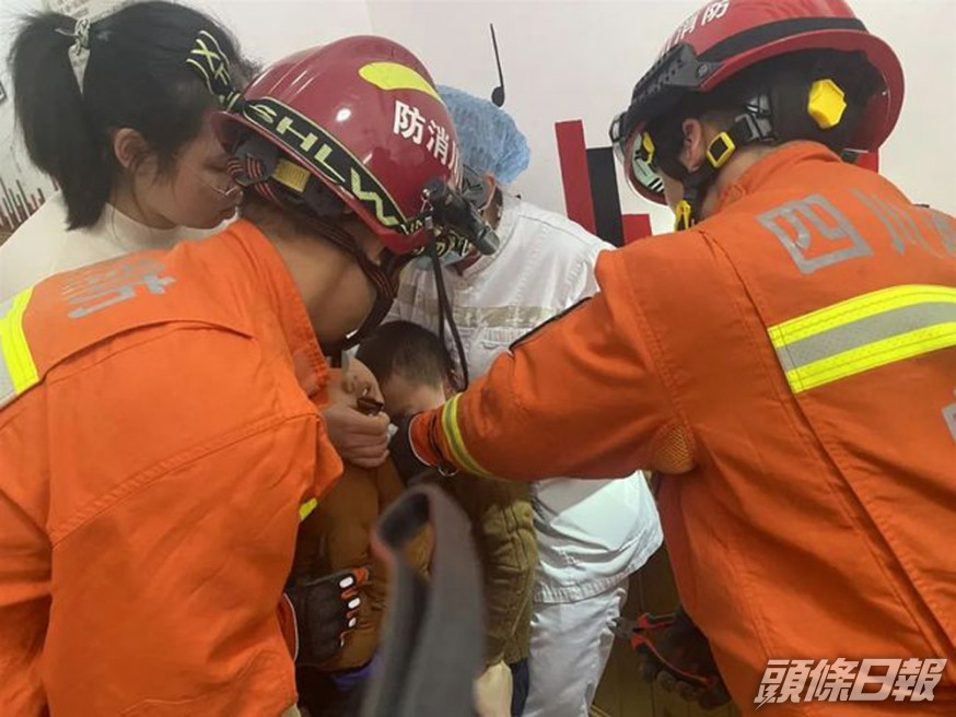 幼園男童衣服拉鏈卡住同學眼皮,需出動消防員。(網圖)