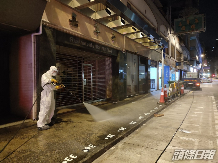當局派員清潔確診個案的家居附近環境。澳門新聞局fb圖片