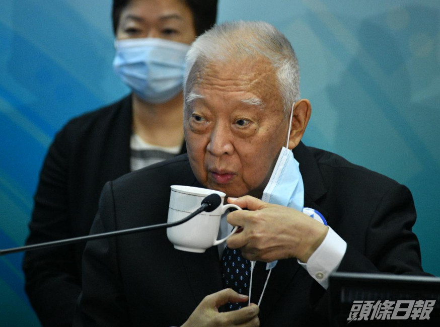 董建華籲市民快接種疫苗。