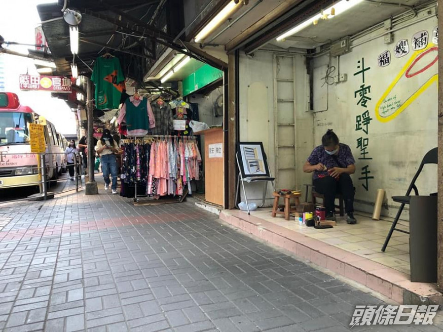 鞋匠「福嫂」暫獲安置檔口營業。