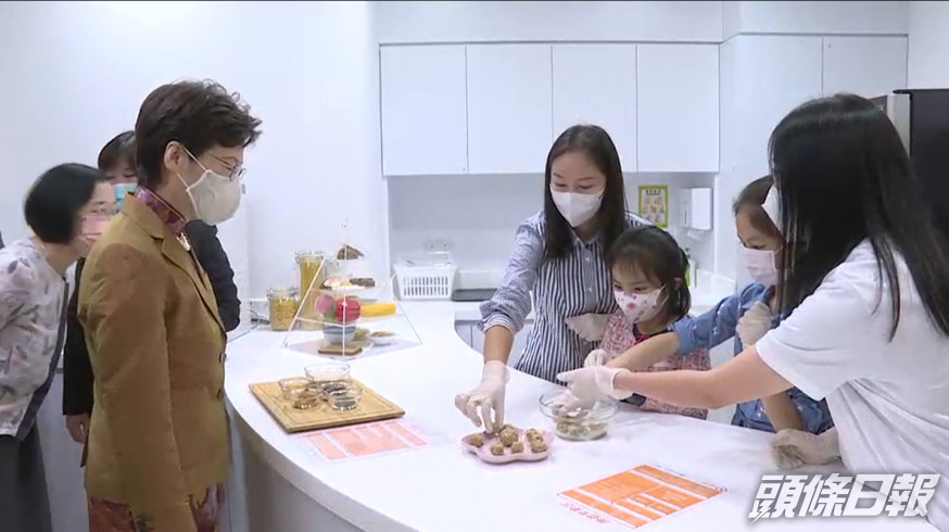 林鄭月娥出席深水埗地區康健中心開幕典禮。新聞處截圖