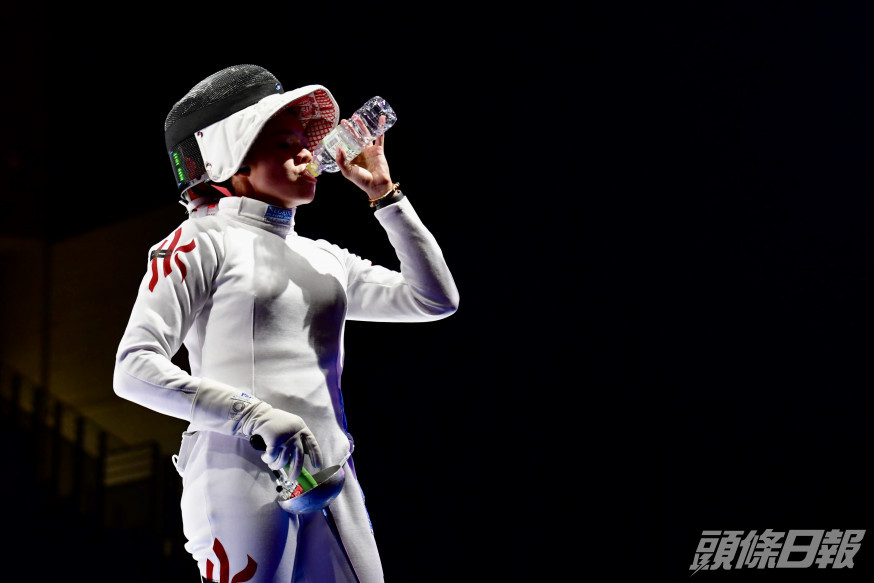 女子重劍手連翊希(Coco)飲水回氣。 記者梁柏琛東京直擊