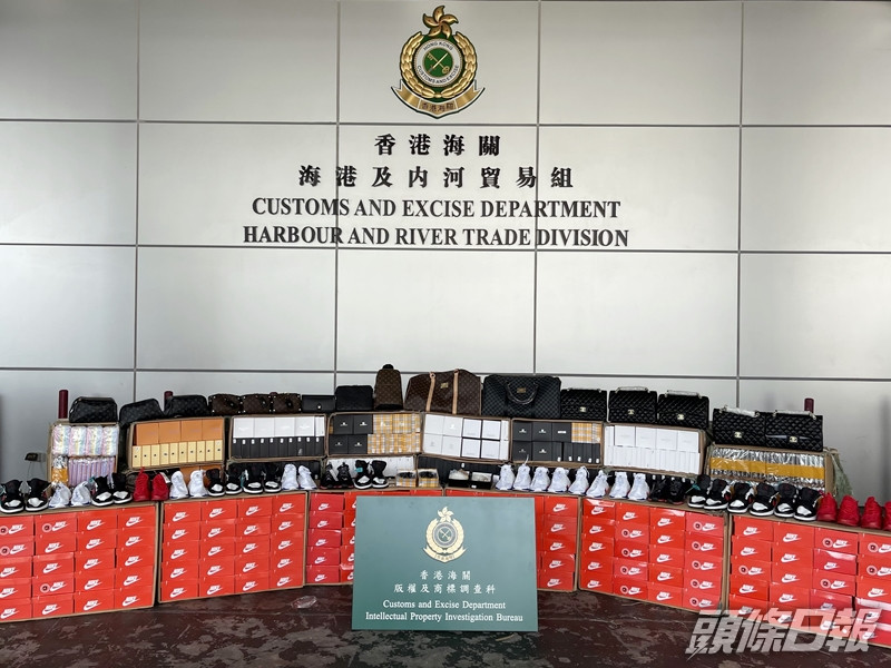 海關於屯門內河船碼頭檢獲約2.2萬件懷疑冒牌貨物,估計市值約270萬元。政府新聞處圖片