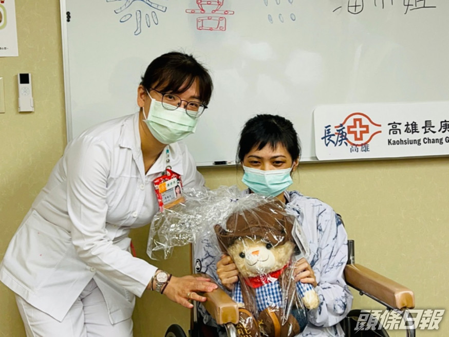 院方向潘女贈熊公仔。高雄長庚醫院圖片