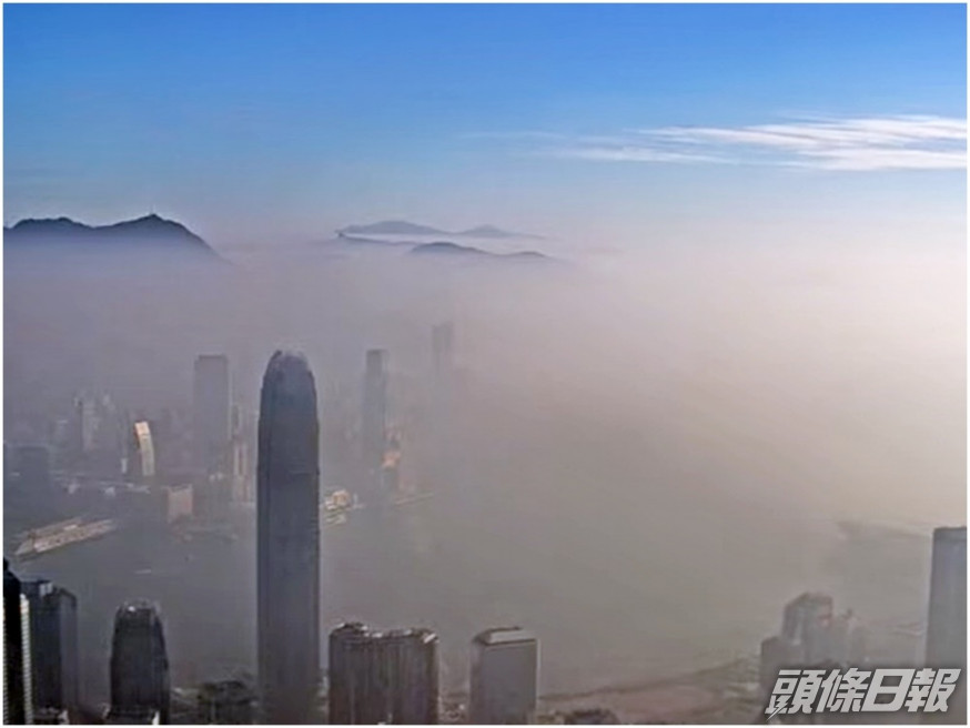 處於逆溫層下的空氣如給一幅被覆蓋住,不容易逃離到高空去。天文台片段截圖