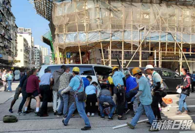 多名工人見狀聯同街坊合力將車抬起。圖:馬路的事討論區 網民Bosco Chu
