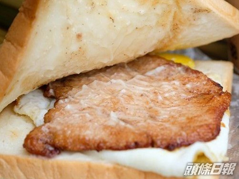 男子不停抱怨夾肉蛋三文治賣太貴。配圖與本文無關