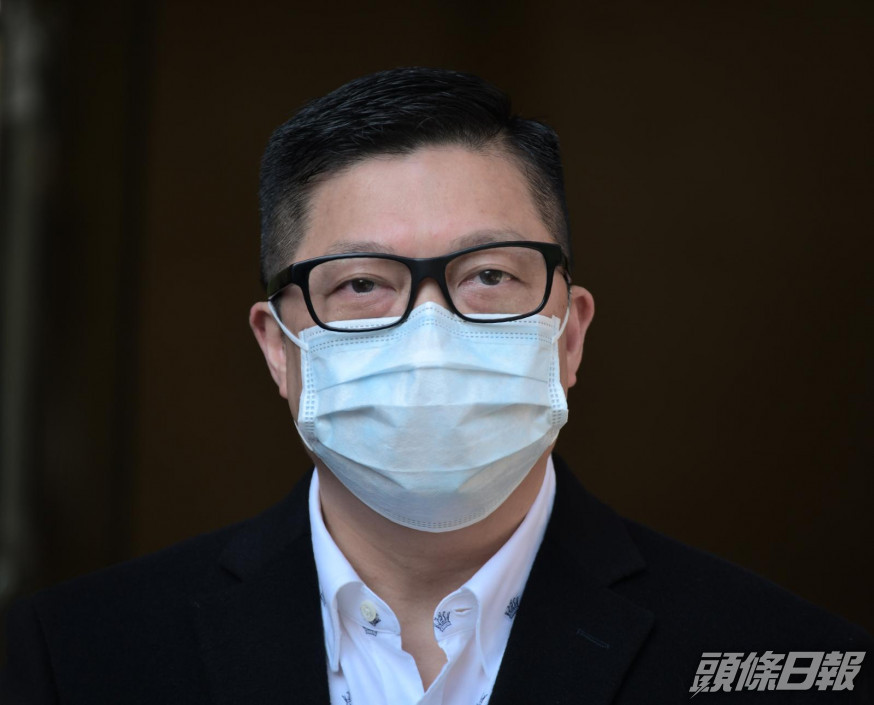 鄧炳強今早出席電台節目。