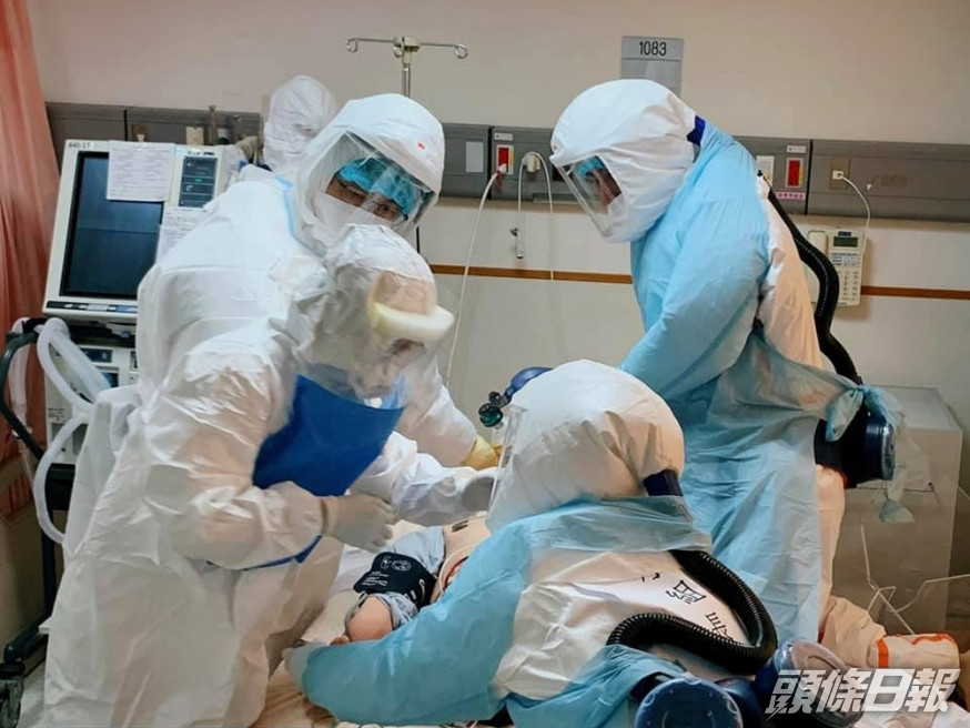 台灣醫生陳志金分享了醫護人員在負壓隔離病房的急救演練流程。