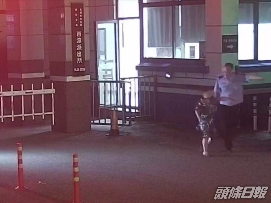 6歲男童深夜自己一個跑到派出所尋求協助。中新視頻截圖