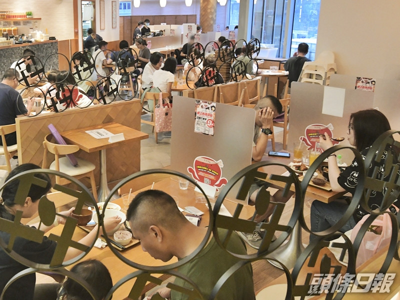 政府要求餐飲處所於本月30日前,將食肆座位間鮮風輸送量達每小時換氣6次,或安裝空氣淨化設備作為替代。資料圖片