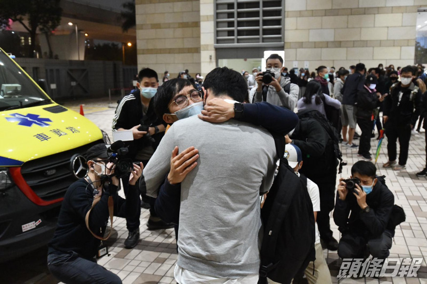 有被告家屬在西九龍法院地下與天水連線成員相擁痛哭。