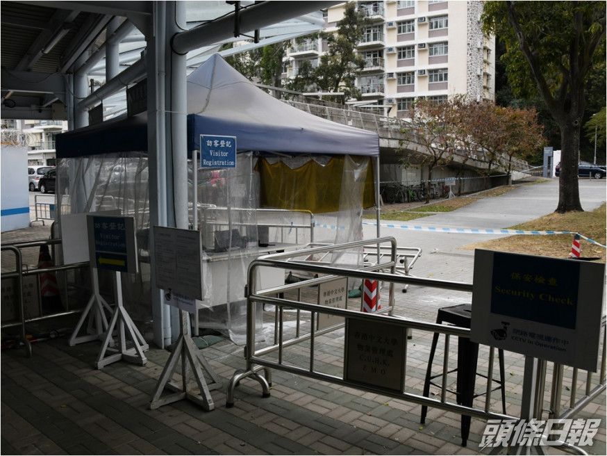 中大在進出校園通道設置檢查站。資料圖片