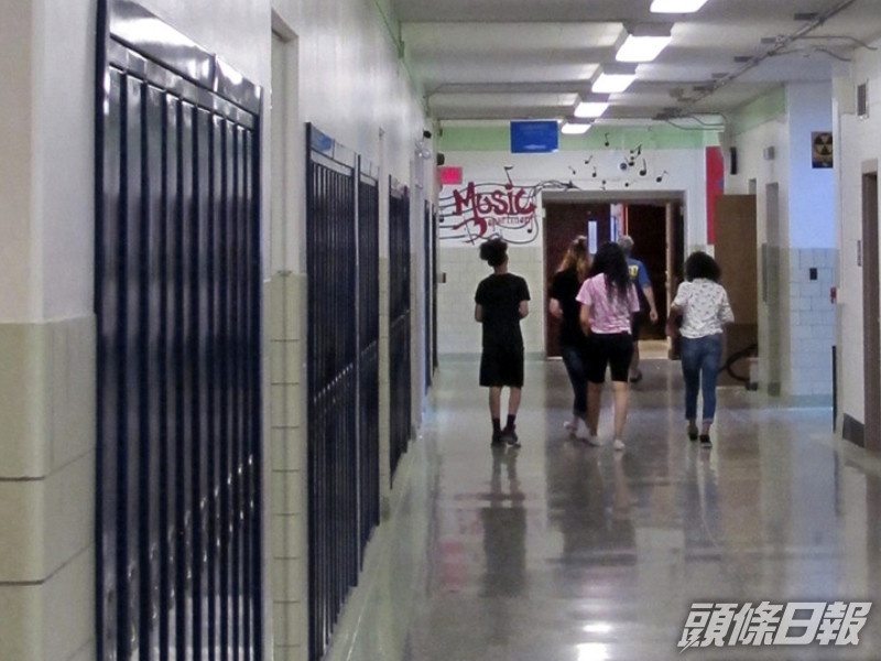 俄勒岡州一名學校職員塗黑臉部抗議強制打針,被飭令休假候查。AP資料圖片