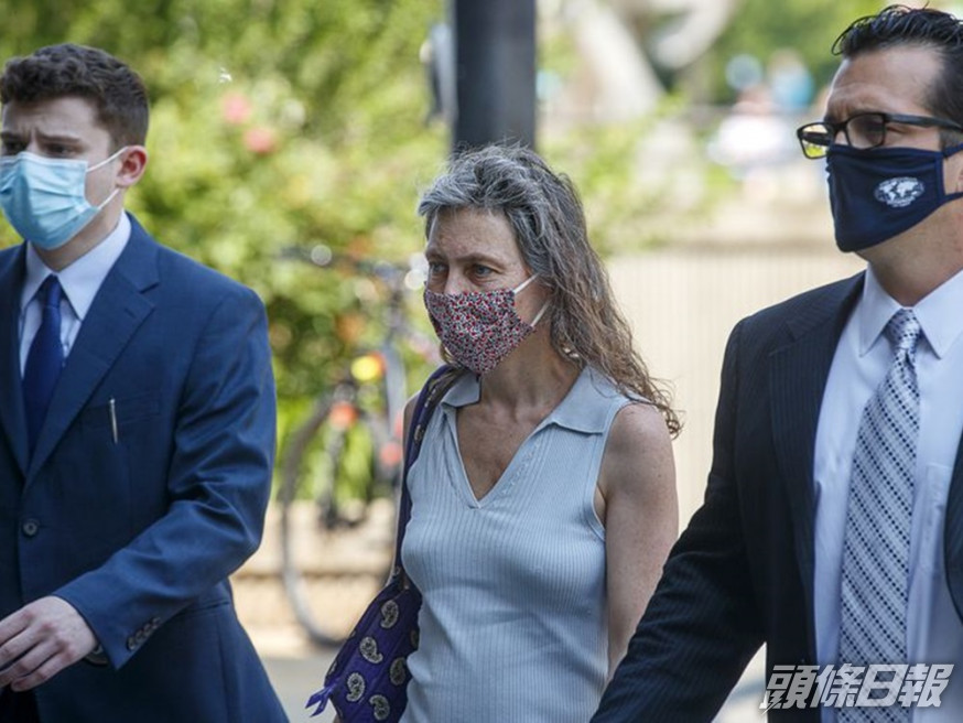 白人女子吉爾什蒂恩(中)被指向黑人吐口水,獲輕判接受反仇恨課程。網圖