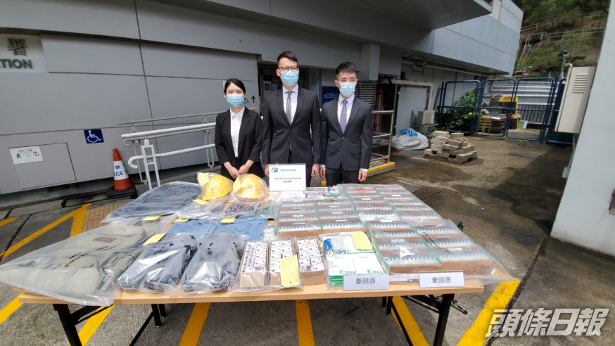 警方展示證物並交代案情。林思明攝