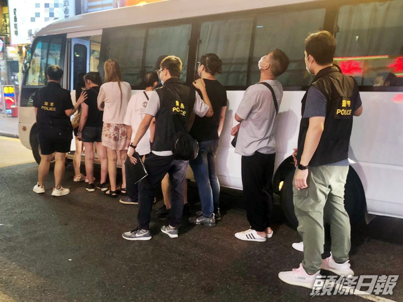 警方於行動中共拘捕9人。警方圖片