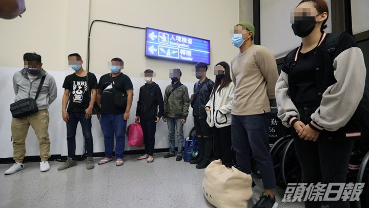 9名疑涉柬埔寨人口販賣的台灣人從泰國返台。中時圖片