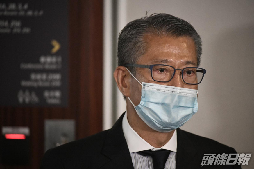 陳茂波晤傳媒時眼濕濕。