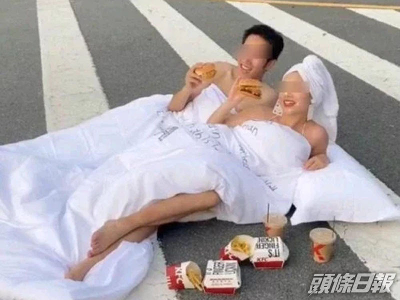 山東情侶半裸裹床單躺斑馬線上拍婚照。(網圖)