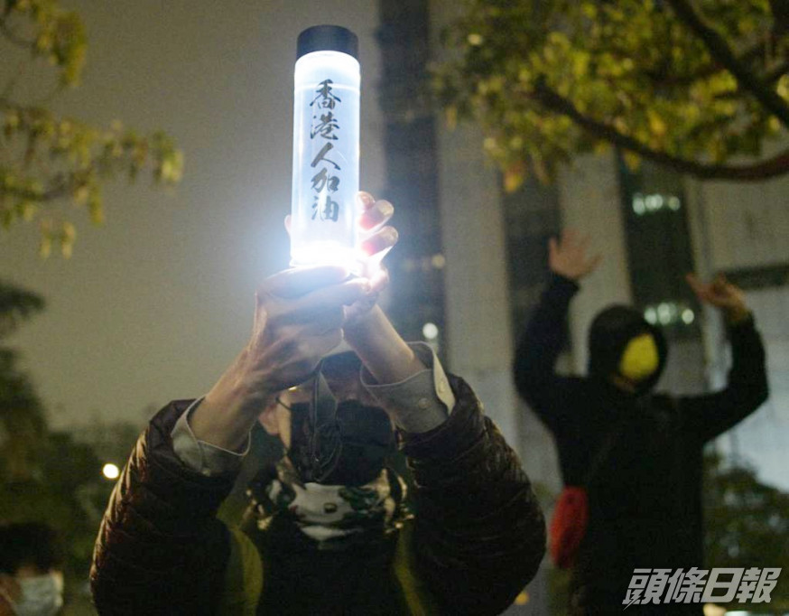 大批民主派支持者在法院外聲援。