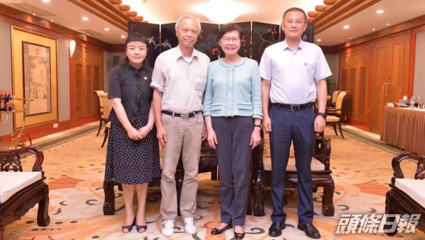 林鄭夫婦與南京市外事辦官員合照。