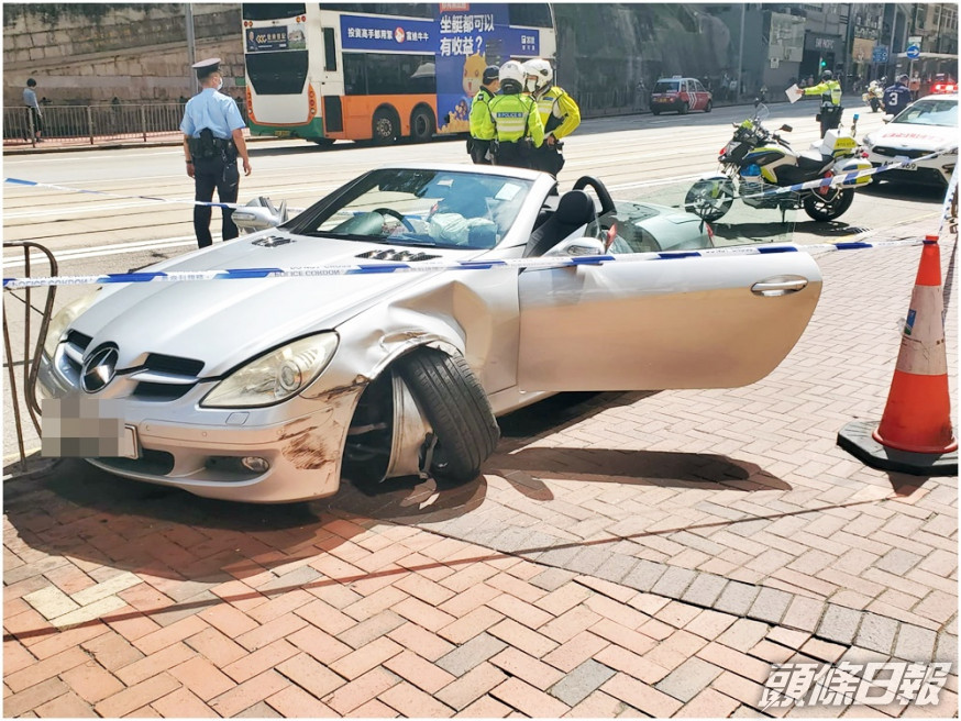 平治左前車軚幾乎甩脫,安全氣袋彈出。