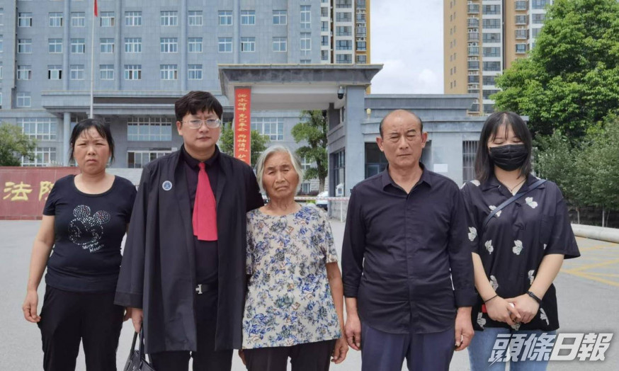 家屬將在律師(左二)協助下,繼續向被告家屬追討賠償。互聯網圖片