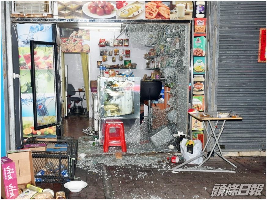 現場碎片及雜物散落一地。