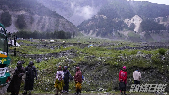 印度喀什米爾山洪暴發沖走朝聖者營地,釀成至少13人死。AP圖片