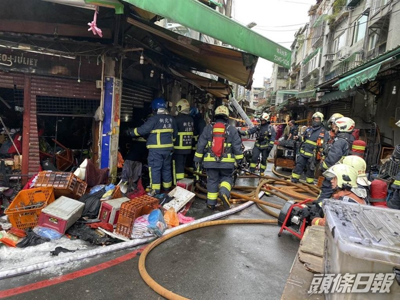 大批消防到場將火救熄。中時