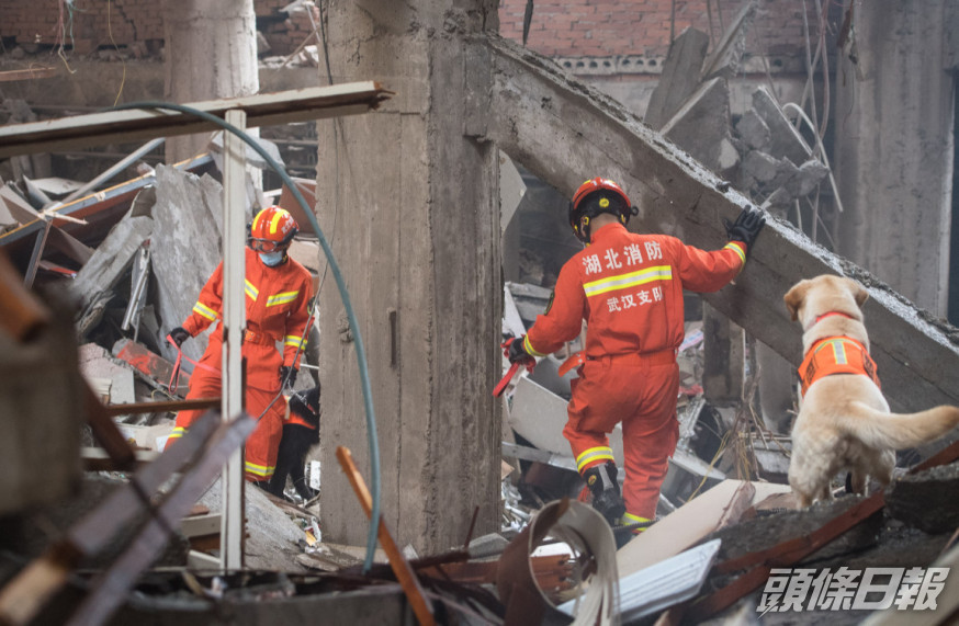湖北十堰天然氣爆炸增致25人死亡,消防員繼續搜救工作。(新華社圖片)
