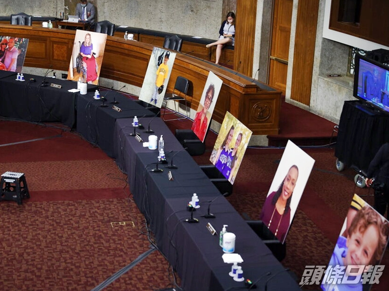 民主黨代表在空椅放多張相片,表達對巴雷特晉身最高法院後可能推翻醫保計劃的擔憂。AP圖片