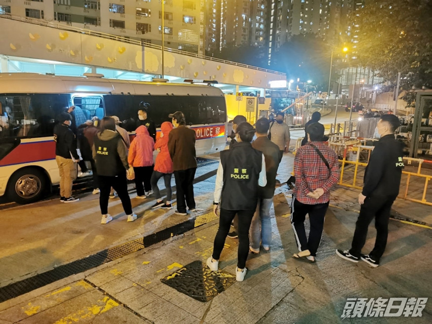 15人涉街頭聚賭兼犯限聚令。警方圖片