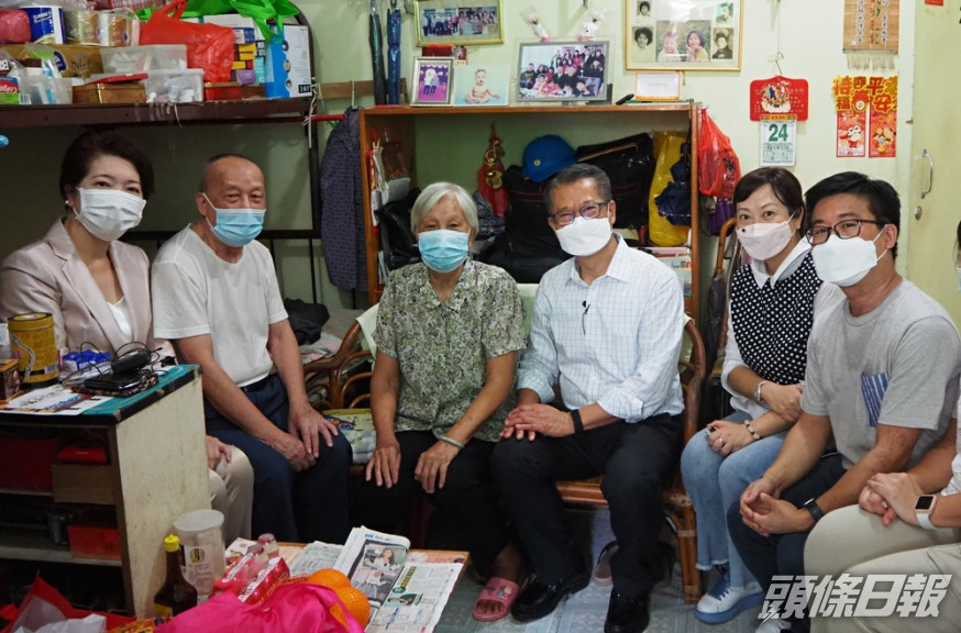 陳茂波昨天到深水埗區探訪住在劏房的市民和住在公屋的長者。陳茂波網誌圖片