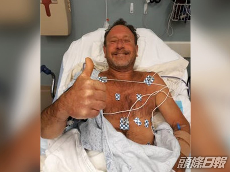 帕卡德幸運地只擦傷了腿並沒有大礙。網圖