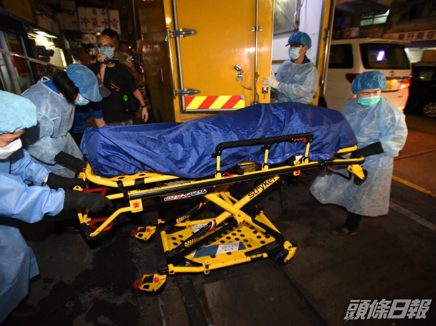 男事主的屍體由仵工抬走。