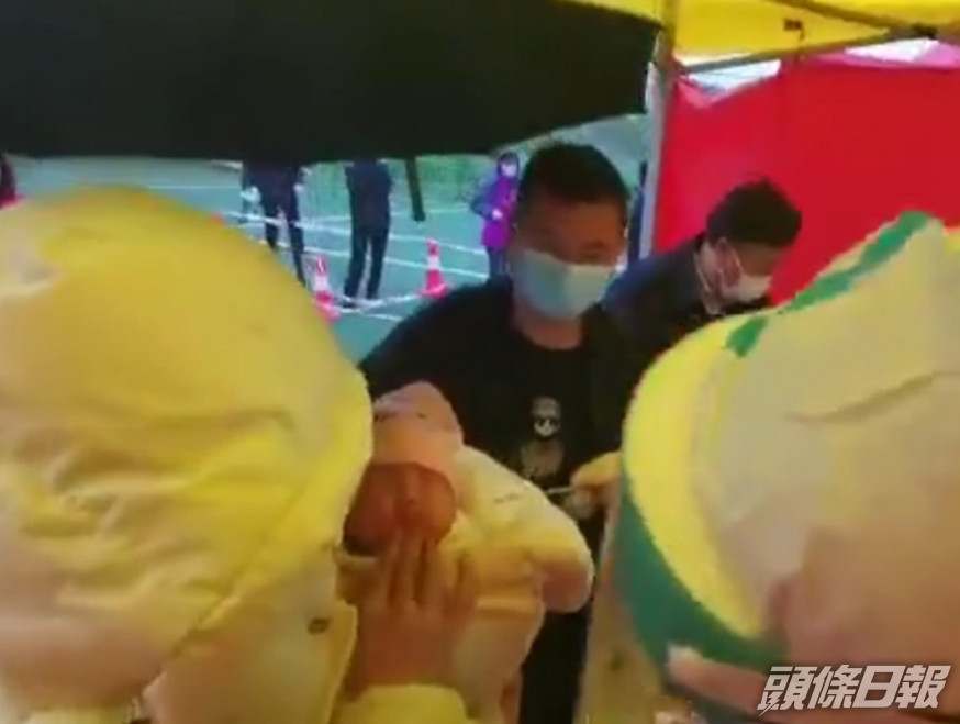 41天大嬰兒做檢疫測試。微博影片截圖