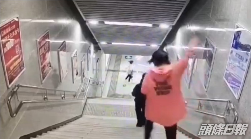 女子飛墮20多級樓梯受傷送院。閉路電視截圖