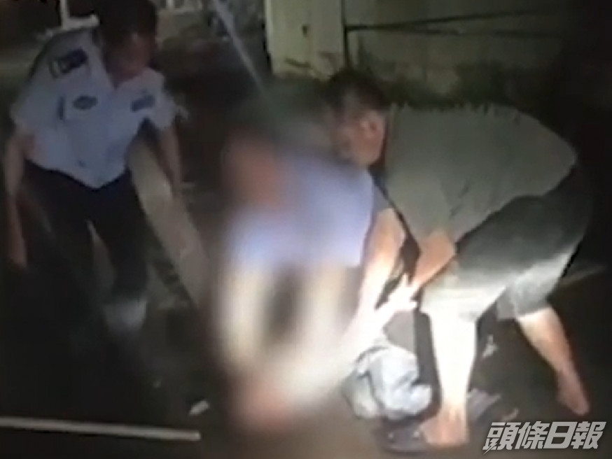 福建一名持刀男子街頭隨機斬人。 (片段截圖)