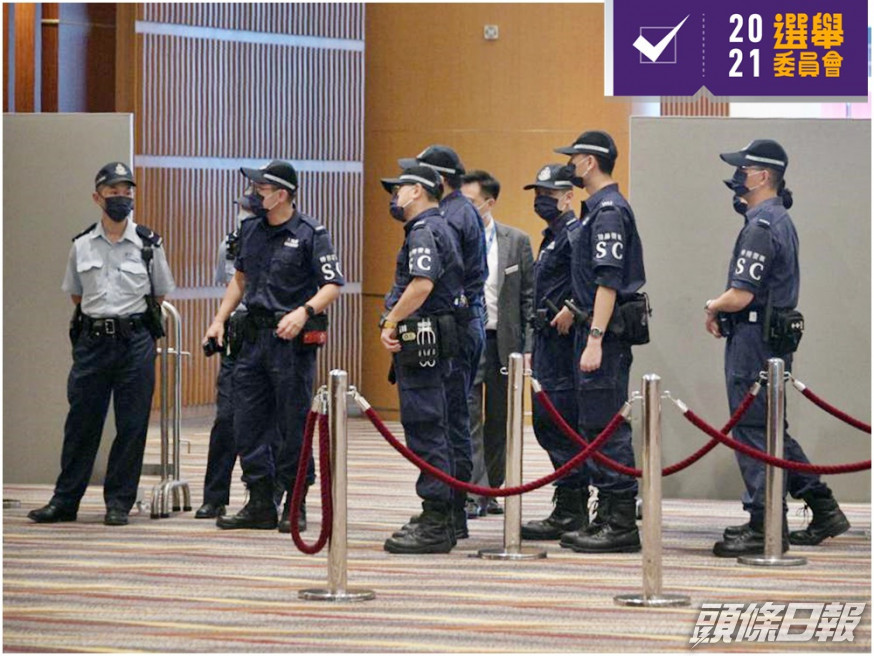 特務警察在會展內戒備。