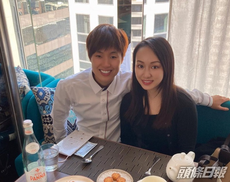 葉姵延上載與同性密友的合照公開關係。網上圖片