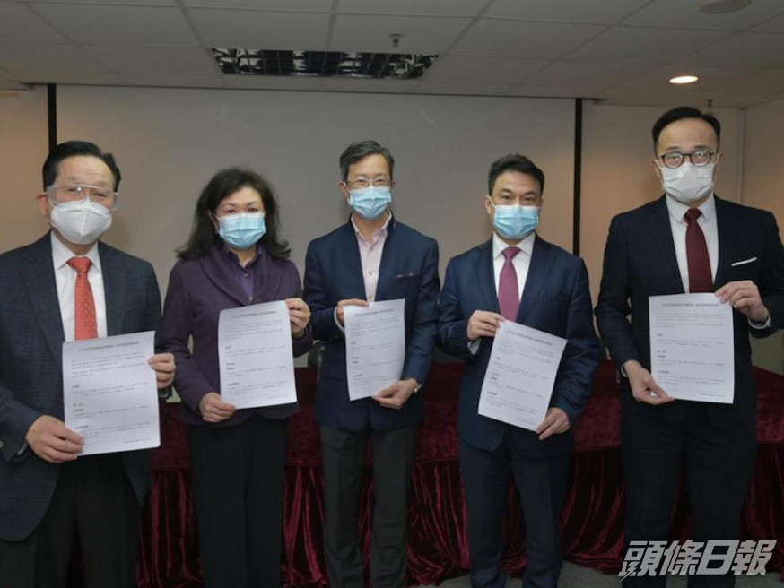 調查顯示近8成醫護願意接種新冠疫苗。