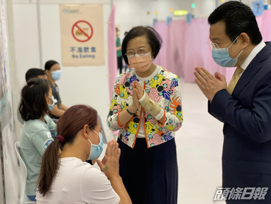陳肇始視察少數族裔市民接種新冠疫苗情況。