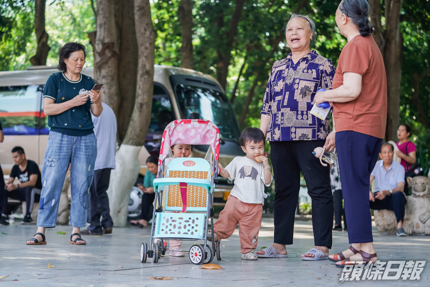 中國目前的法定退休年齡為男性60歲,女55歲、女職工50歲的退休年齡。新華社資料圖片