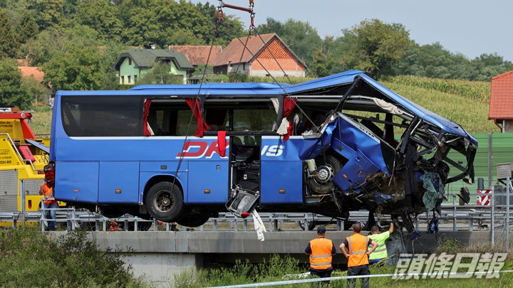 出事巴士車頭被撞至嚴重毀爛。路透社圖片